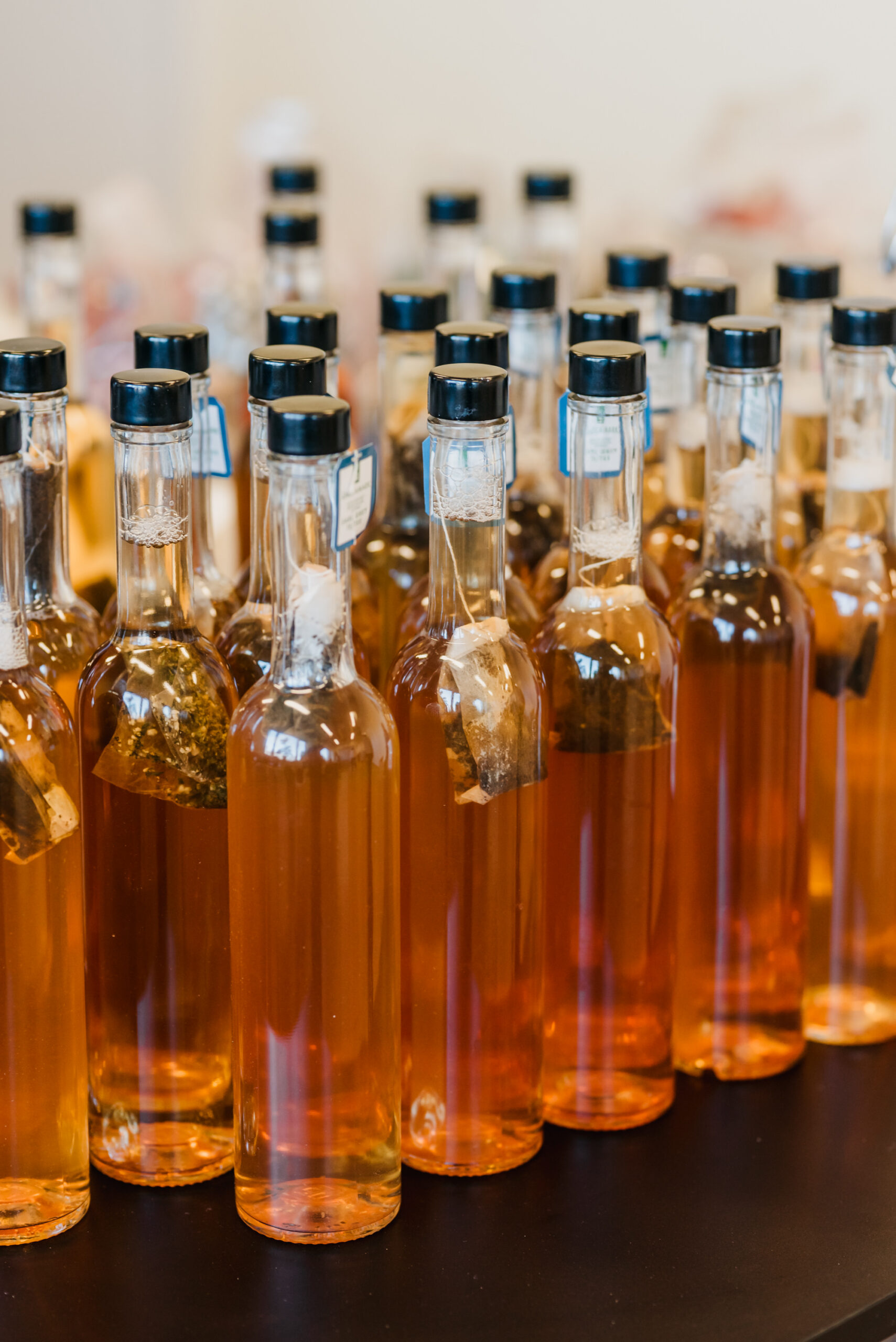 Väetee mahe kasemahl ja fermeteeritud tee Rõõmus Martin kasejäätee pudelit avamas Kevad on saabunud ja koos sellega ka looduse üks suuremaid kingitusi mahe kase